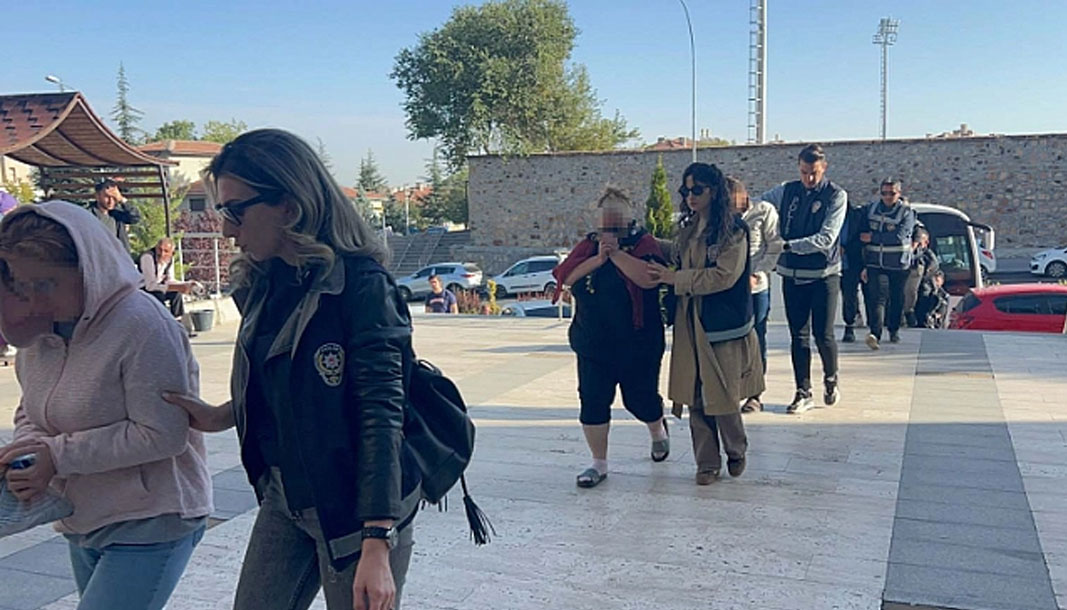 ANTALYA-BHA Diyarbakırlı berberin başında